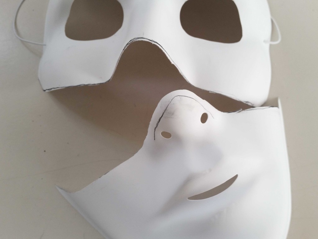 decorare una maschera per halloween