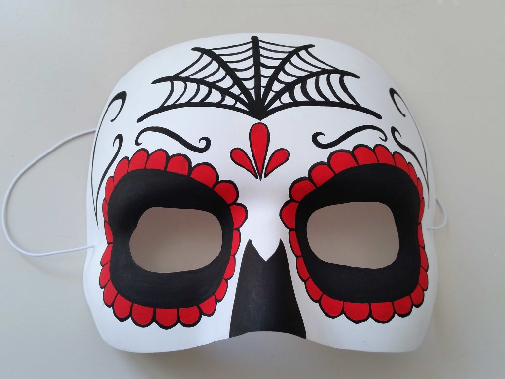 decorare a mano una maschera per halloween